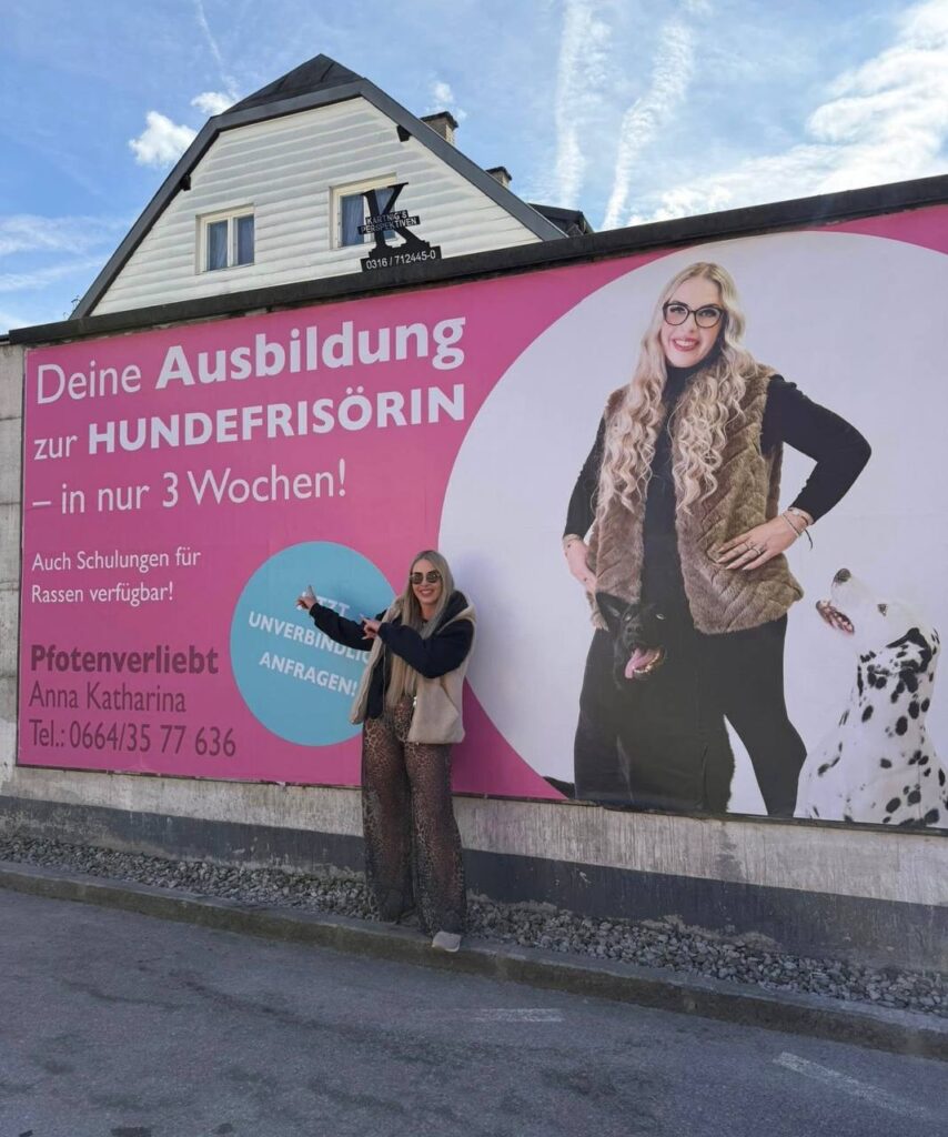 Anna Katharina mit großem Werbeschild